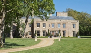 Cambridge'deki yedi yatak odalı Horseheath Lodge'un resmi