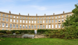 Bath'taki iki Odalı Daire'nin olduğu Cavendish Crescent'in resmi