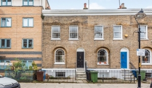 Grange Walk, Londra’da, üç yatak odalı evin resmi